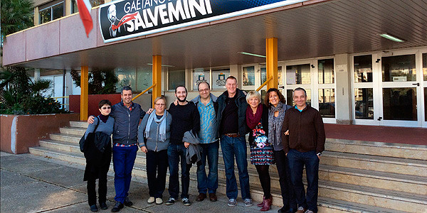   En la imagen representantes de las cinco entidades participantes a la puerta del Liceo Salvemini de Bari durante la primera reunión del proyecto.