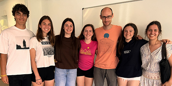 Amets Arzallus con el alumnado de ESO